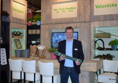 Gerardus Veenema van Van Tuijl Haaften met hun splitbamboo stokken.